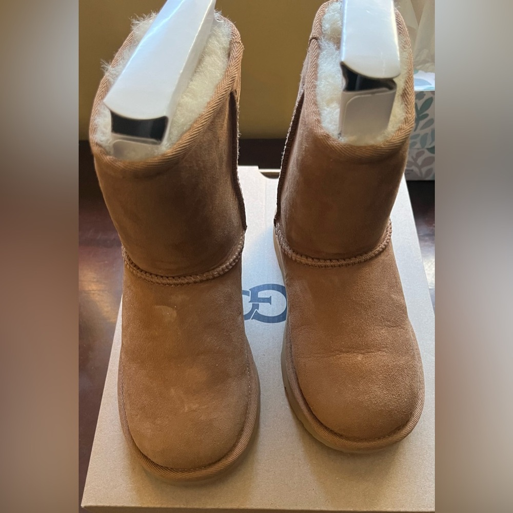 UGG BOOTS-CHESTNUT
KIDS SIZE 13